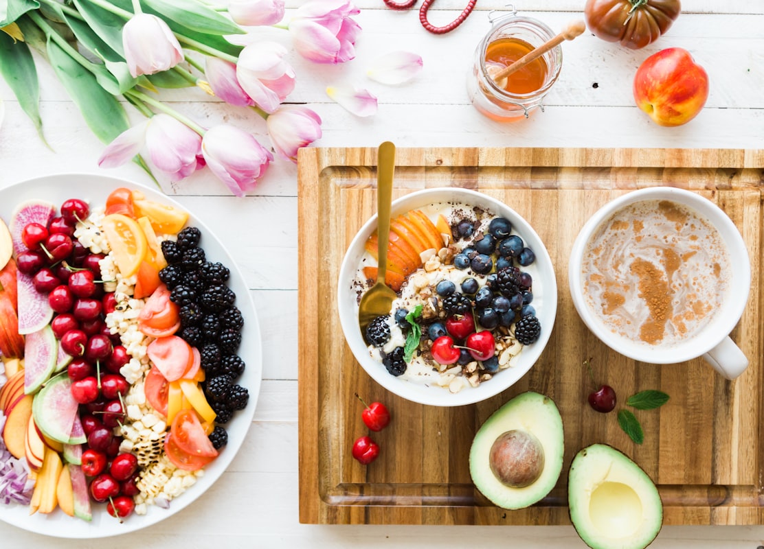 Tyktflydende smoothie bowl med granola, bær og kokoschips på toppen